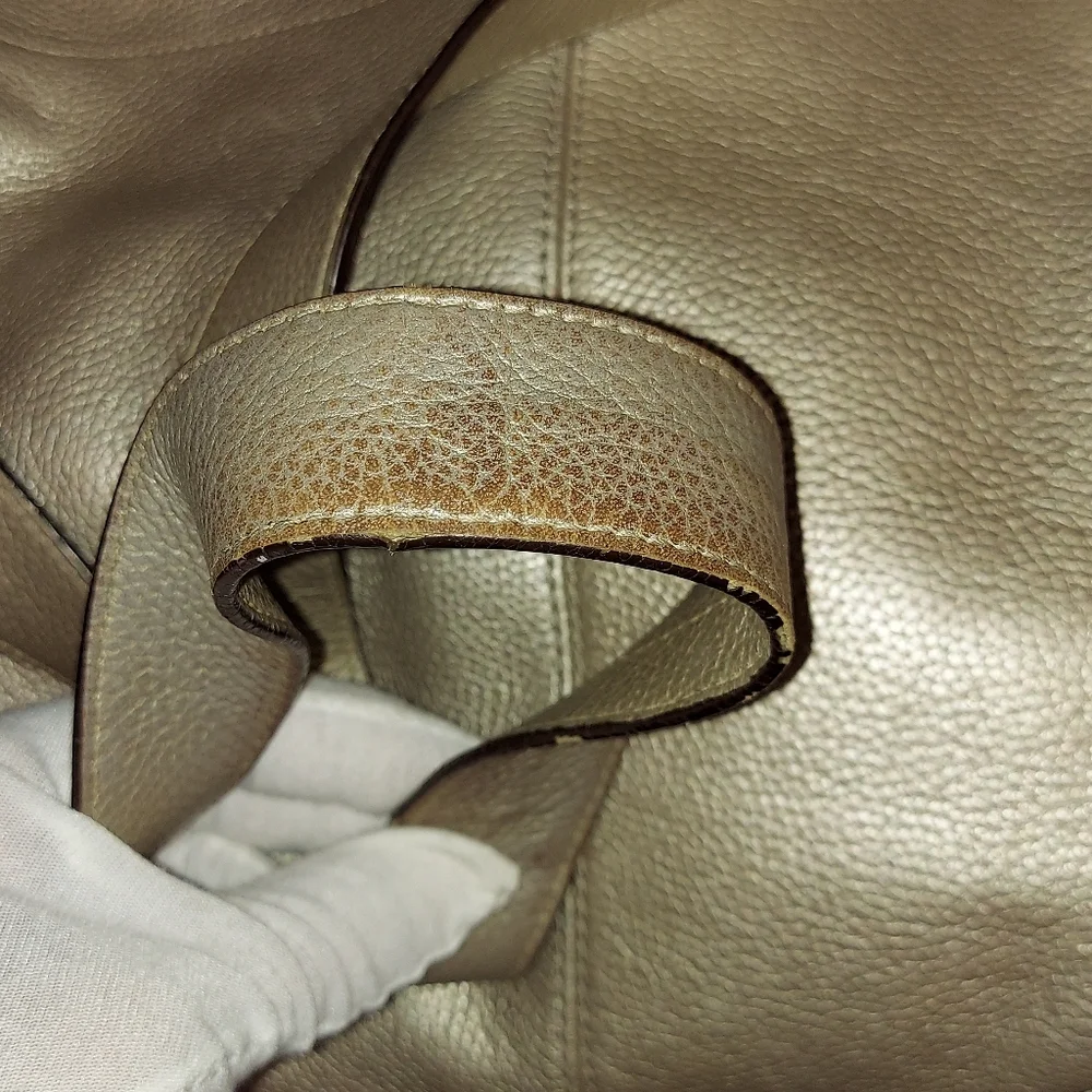 EUC COACH BEIGE/GOLD METALLIC PEBBLED LEATHER SHOUDLER BAG ADJUSTABLE STRAP
